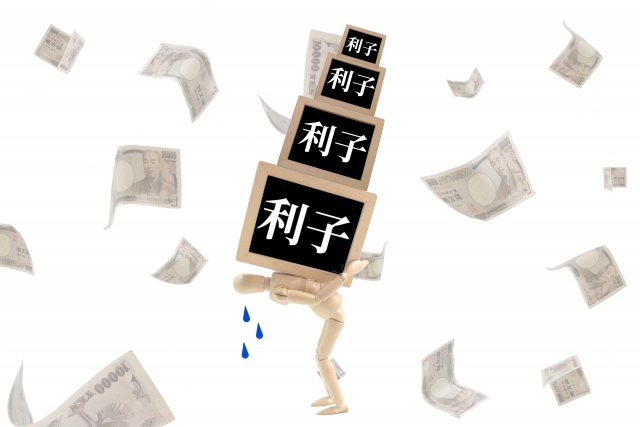 お金を手に頭を抱える。上野原市で債務整理の無料相談ができます